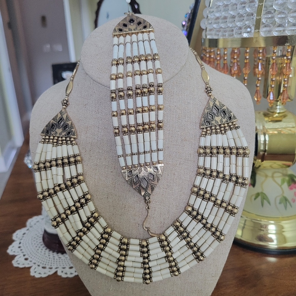 VINTAGE BEAUTIFUL NECKLACE WITH BRACELET SET. 16 INCHES